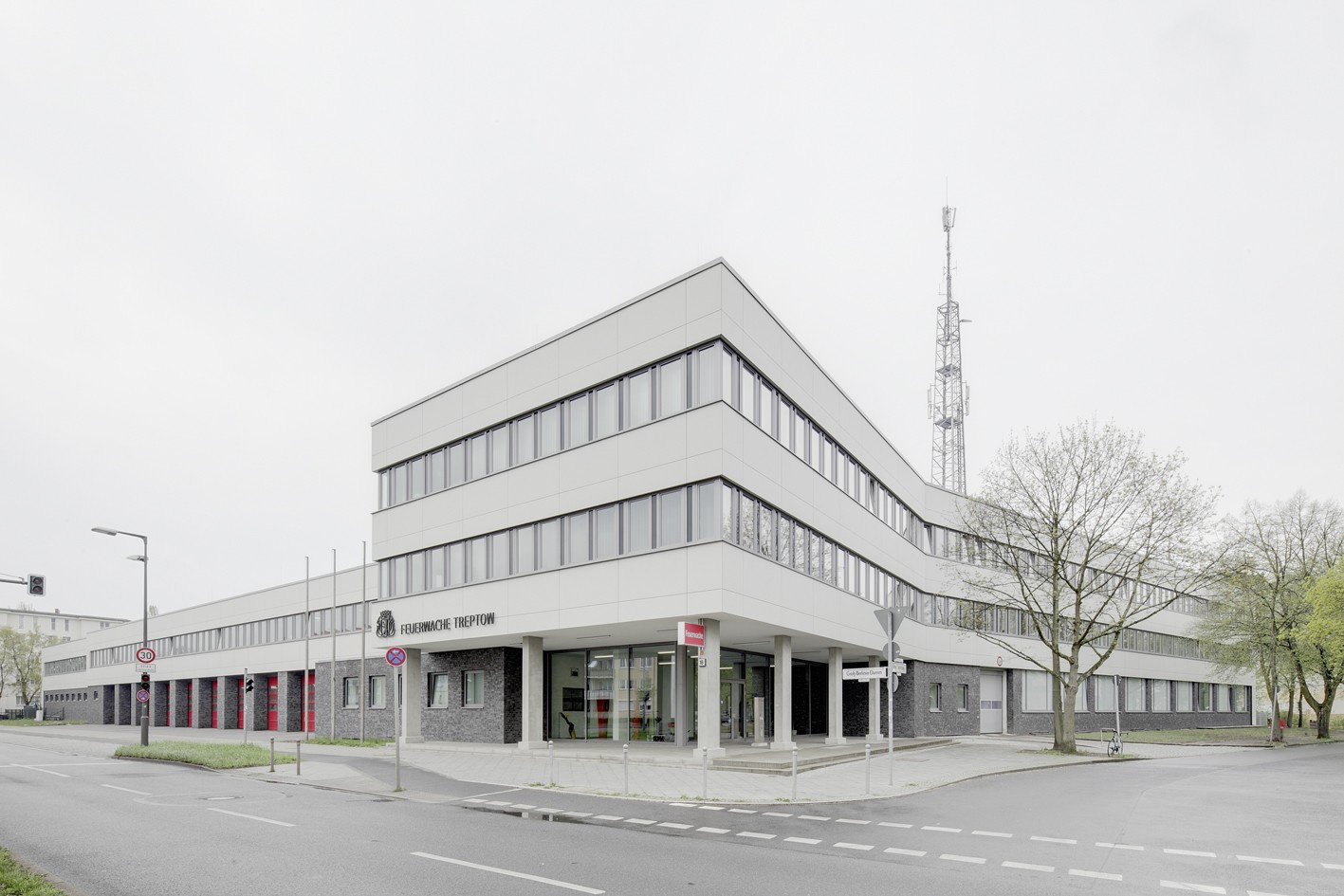 Direktion Sued und Feuerwache Treptow Ecke Winking Froh Architekten Berlin