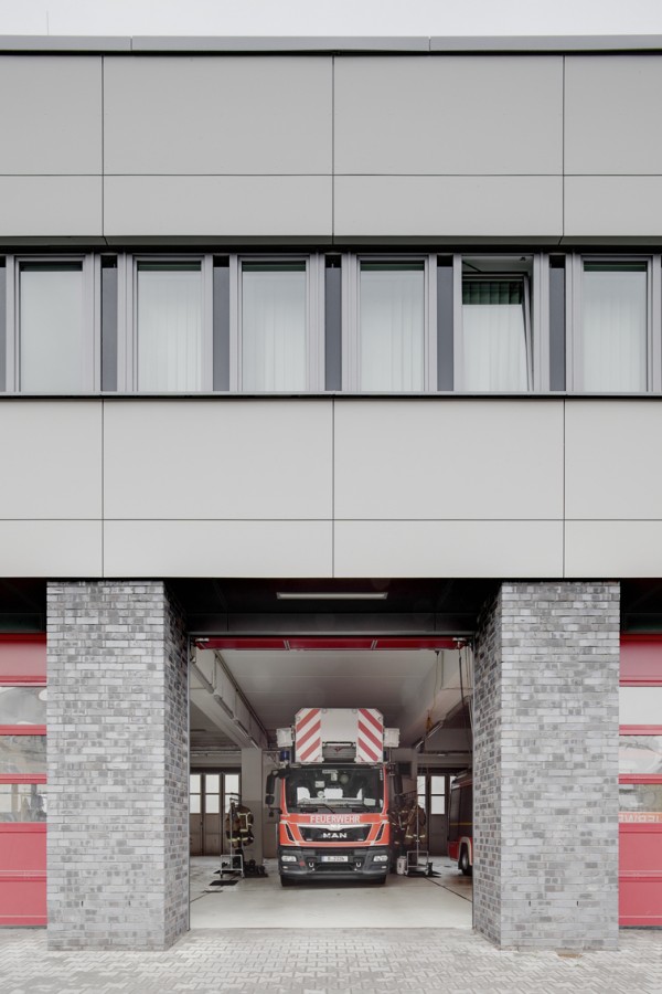 Direktion Sued und Feuerwache Treptow Rolltor Winking Froh Architekten Berlin
