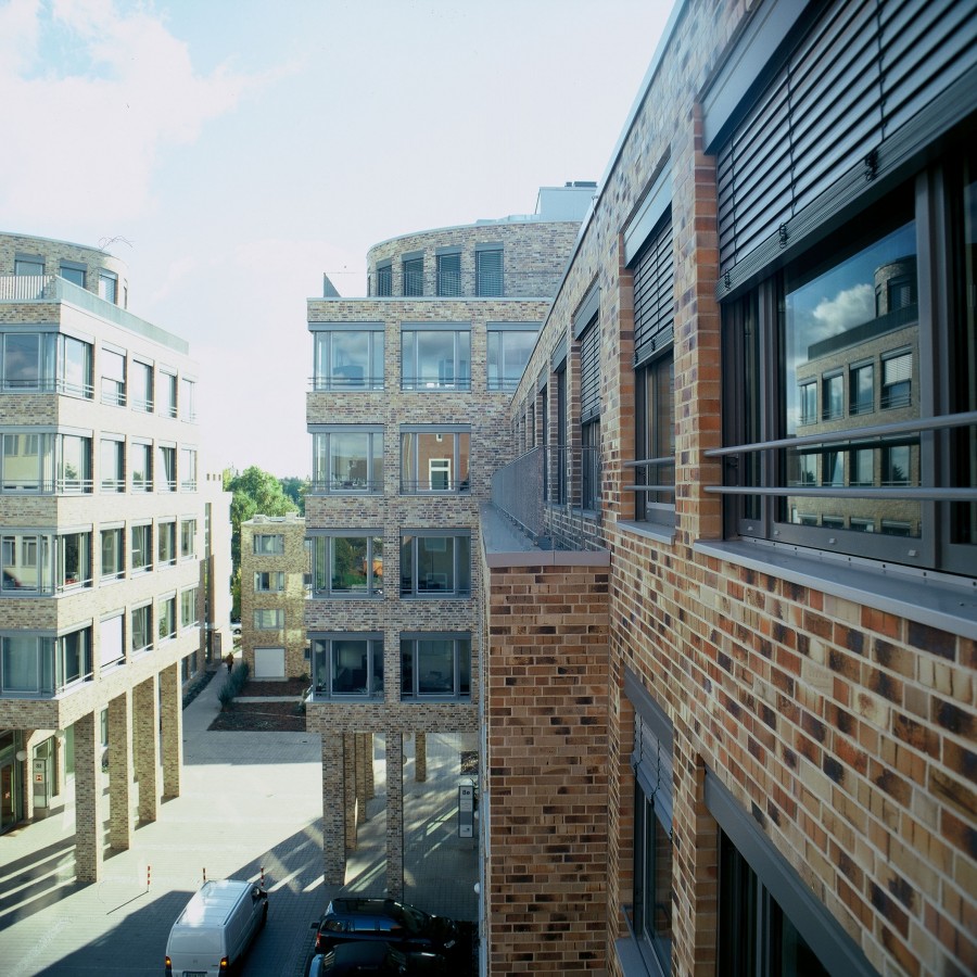 Blick von Norden Buero- und Wohnhaus Schlosstraße Hamburg Wandsbek Winking Froh Architekten.