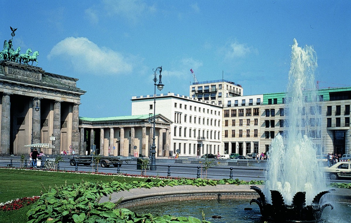 Blick ueber Pariser Platz Winking Froh Architekten Berlin