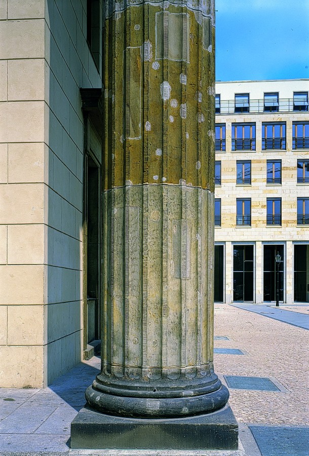 Säule Palais am Pariser Platz Winking Froh Architekten Berlin